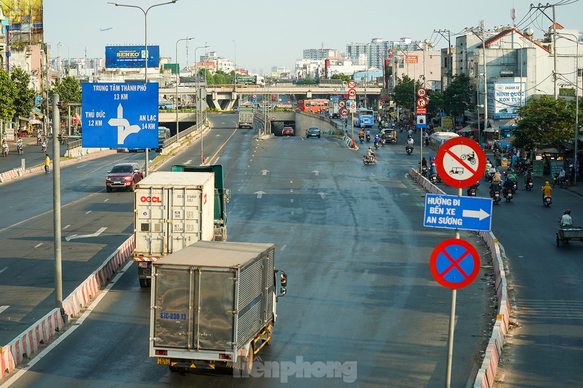 Dự án quốc lộ 22 thường xuyên bị ùn ứ cũng được TPHCM ưu tiên mở rộng trong thời gian tới. Dự án mở rộng quốc lộ 22 (đoạn từ ngã tư An Sương đến đường vành đai 3) có chiều dài hơn 9 km sẽ mở rộng lên gần 40 m.